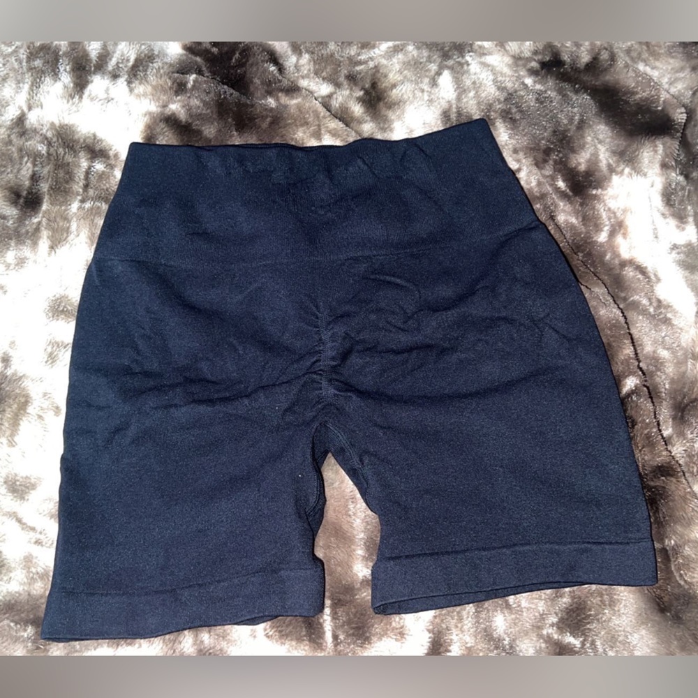 AUROLA CAMO scrunch-butt workout shorts